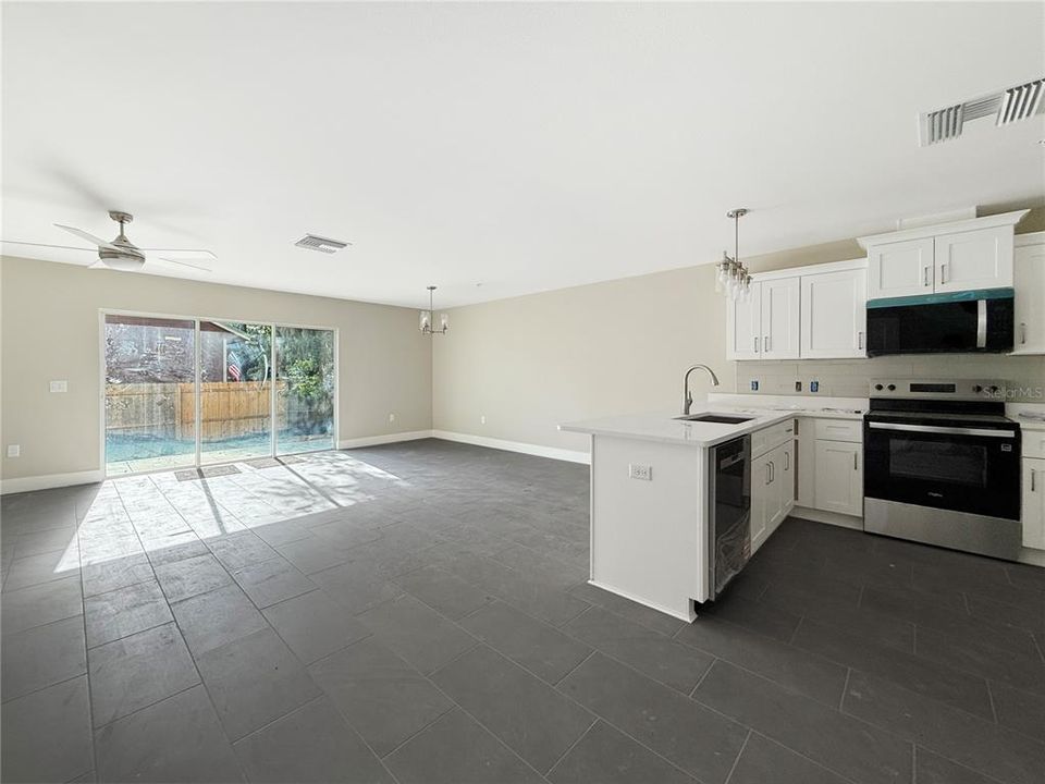 出租: $2,650 (2 贝兹, 2 浴室, 1800 平方英尺)