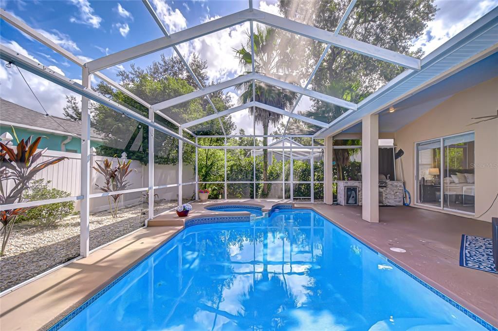 Под контрактом: $609,900 (4 спален, 3 ванн, 2647 Квадратных фут)