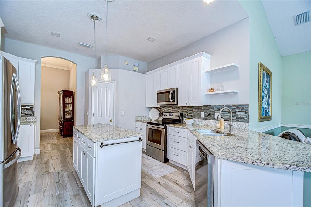 Под контрактом: $609,900 (4 спален, 3 ванн, 2647 Квадратных фут)