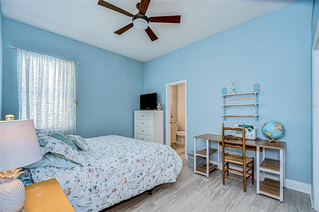 Под контрактом: $609,900 (4 спален, 3 ванн, 2647 Квадратных фут)