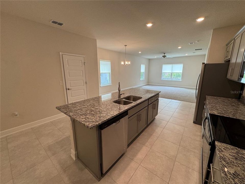 For Rent: $2,400 (4 beds, 2 baths, 1900 Square Feet)