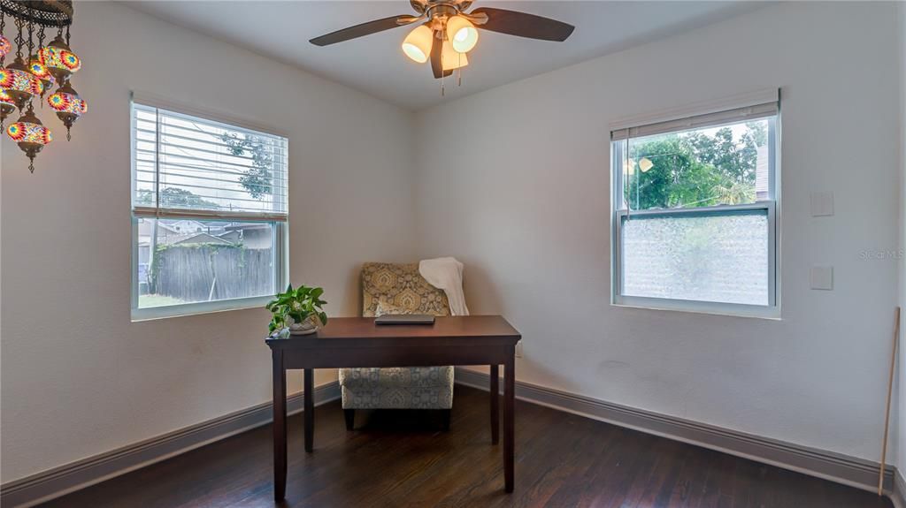 For Sale: $325,000 (2 beds, 1 baths, 787 Square Feet)