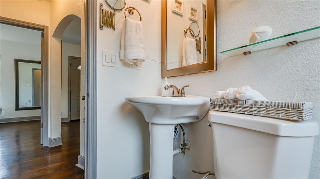 For Sale: $325,000 (2 beds, 1 baths, 787 Square Feet)