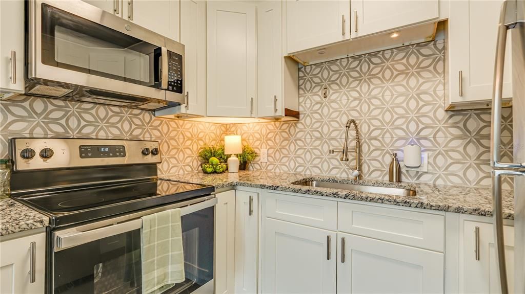 For Sale: $325,000 (2 beds, 1 baths, 787 Square Feet)