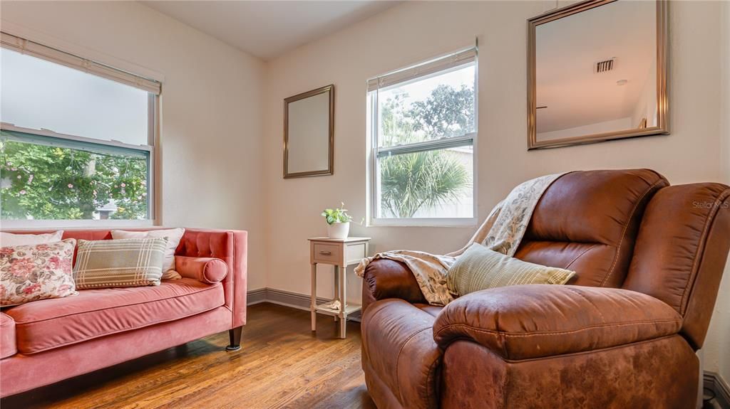 For Sale: $325,000 (2 beds, 1 baths, 787 Square Feet)