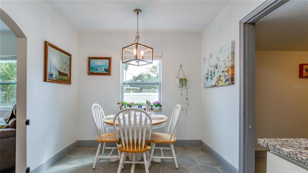 For Sale: $325,000 (2 beds, 1 baths, 787 Square Feet)