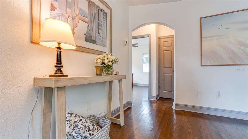 For Sale: $325,000 (2 beds, 1 baths, 787 Square Feet)