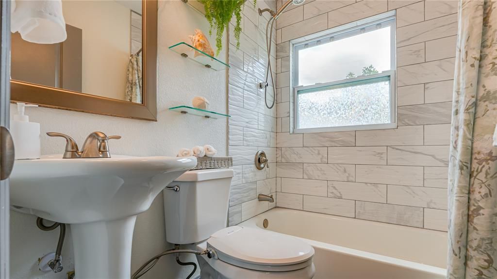 For Sale: $325,000 (2 beds, 1 baths, 787 Square Feet)