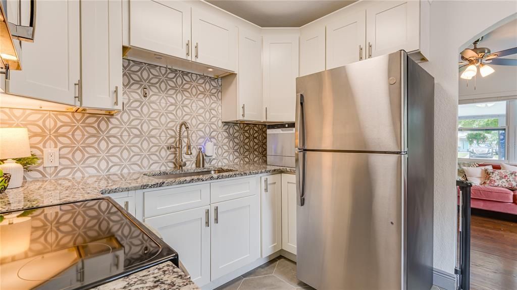 For Sale: $325,000 (2 beds, 1 baths, 787 Square Feet)