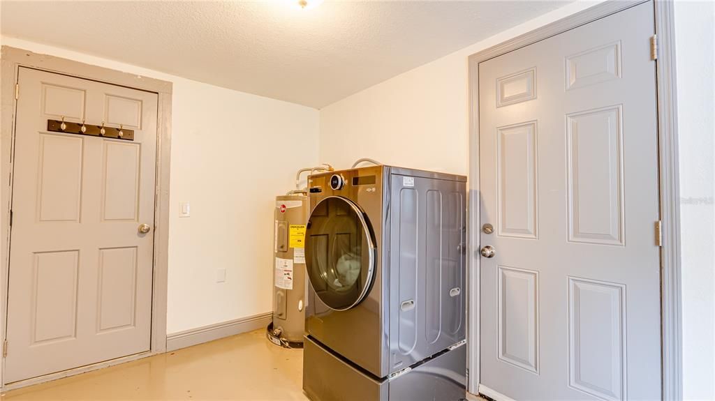 For Sale: $325,000 (2 beds, 1 baths, 787 Square Feet)