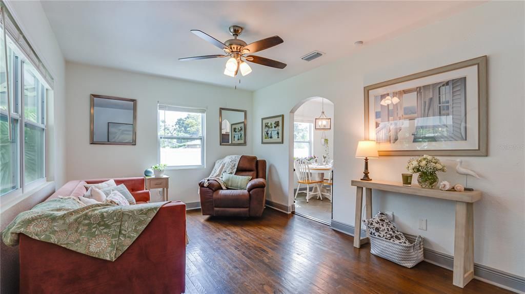 For Sale: $325,000 (2 beds, 1 baths, 787 Square Feet)