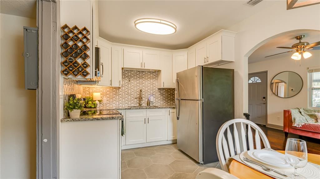 For Sale: $325,000 (2 beds, 1 baths, 787 Square Feet)