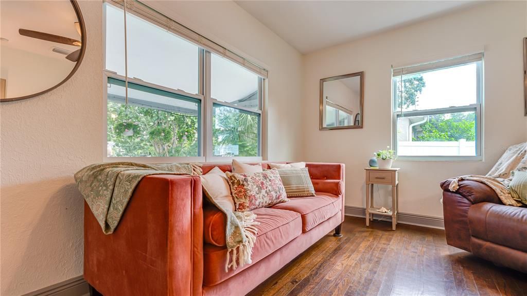 For Sale: $325,000 (2 beds, 1 baths, 787 Square Feet)