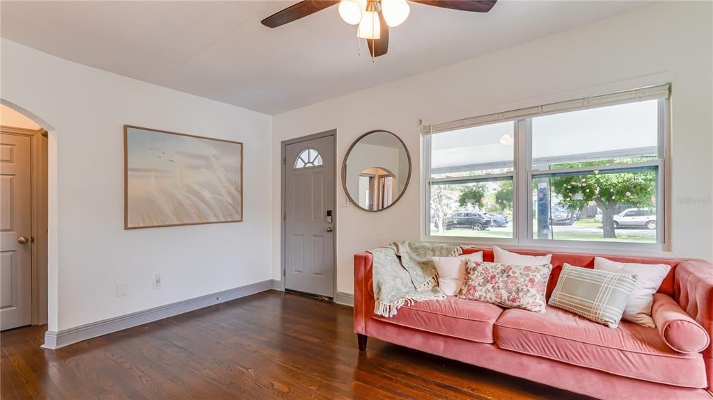 For Sale: $325,000 (2 beds, 1 baths, 787 Square Feet)