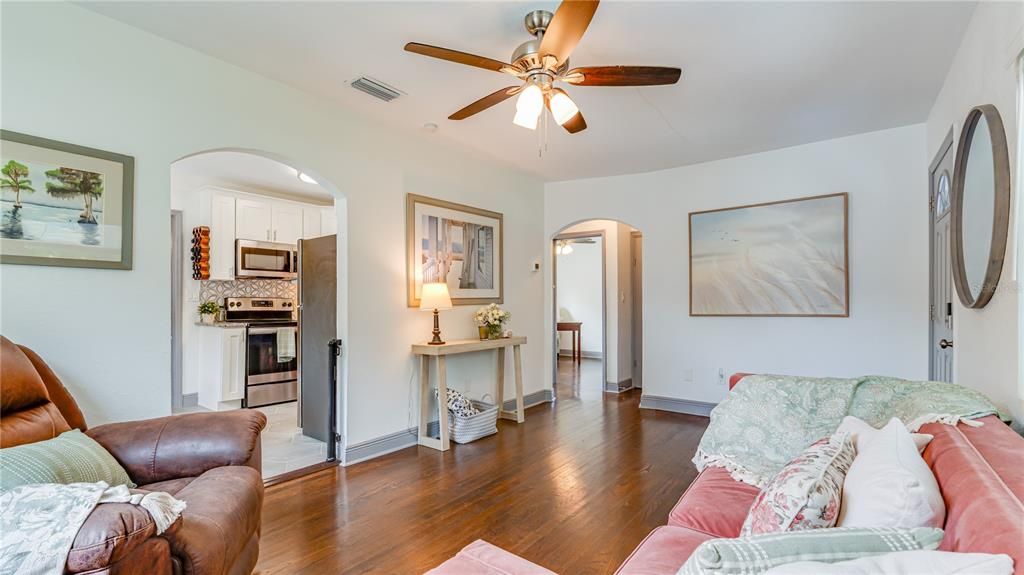 For Sale: $325,000 (2 beds, 1 baths, 787 Square Feet)