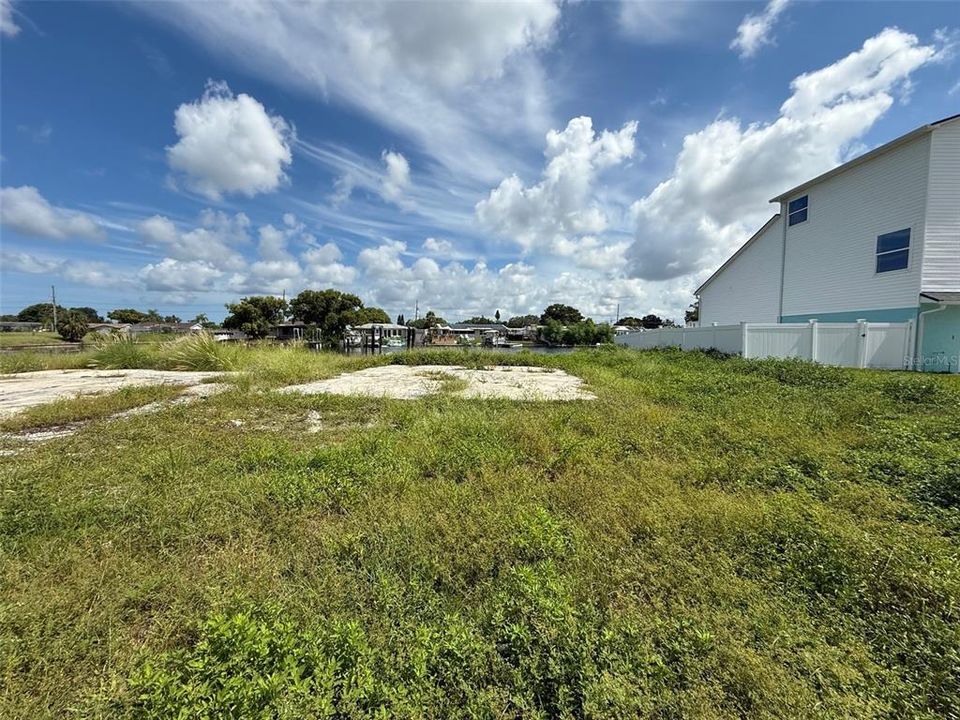 На продажу: $99,900 (0.16 acres)