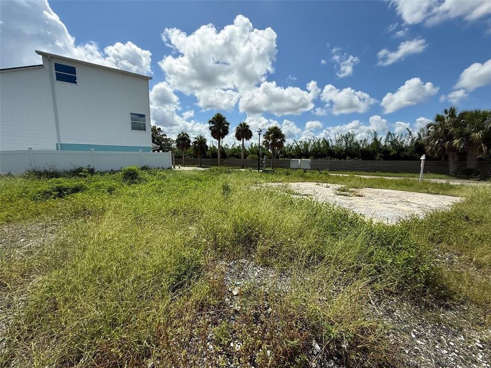 На продажу: $99,900 (0.16 acres)