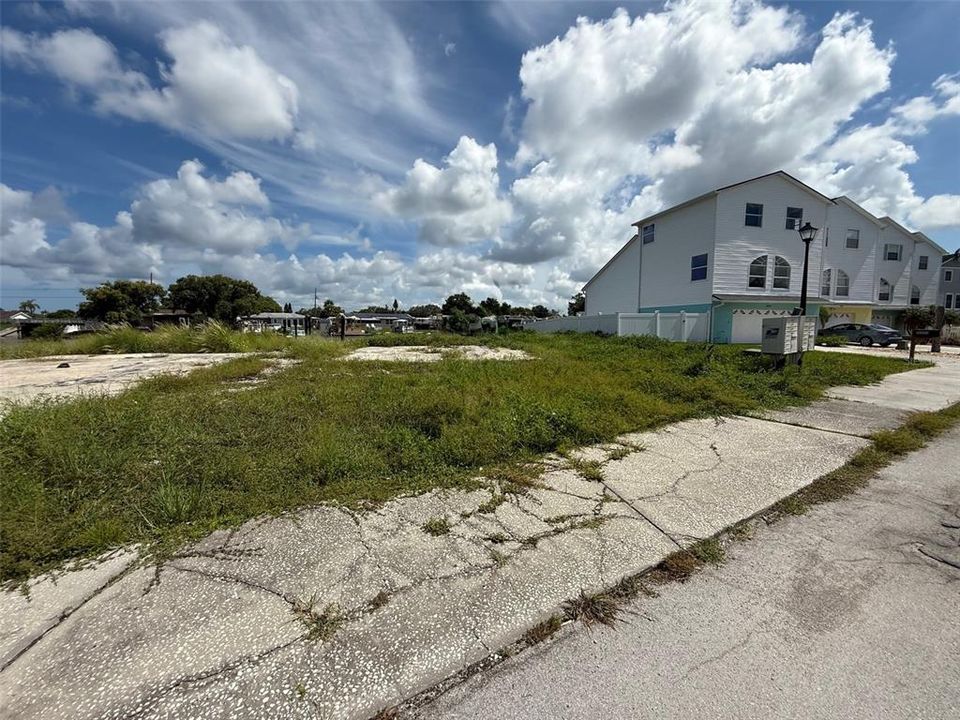 На продажу: $99,900 (0.16 acres)