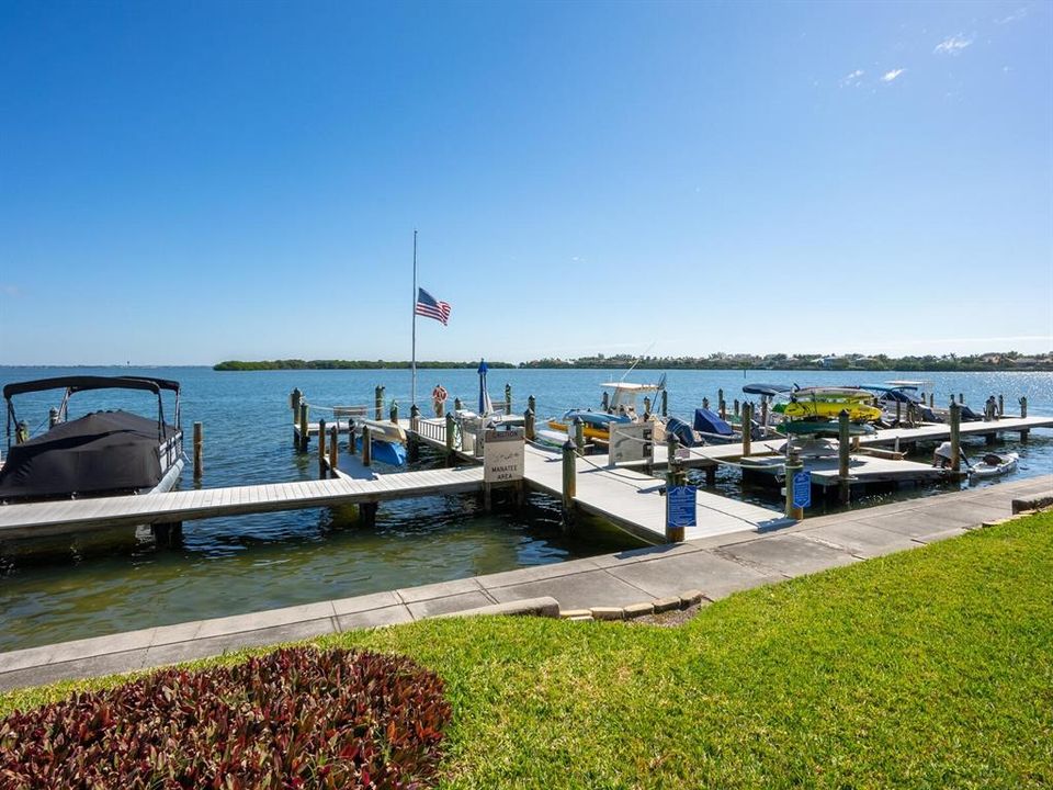 For Sale: $419,900 (2 beds, 2 baths, 1007 Square Feet)