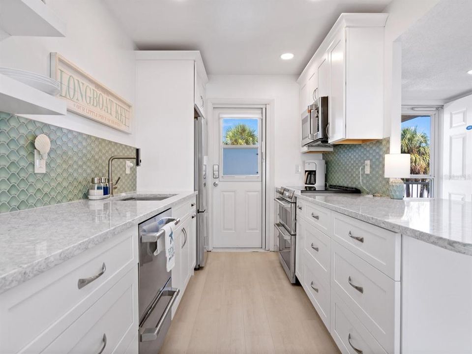 For Sale: $419,900 (2 beds, 2 baths, 1007 Square Feet)