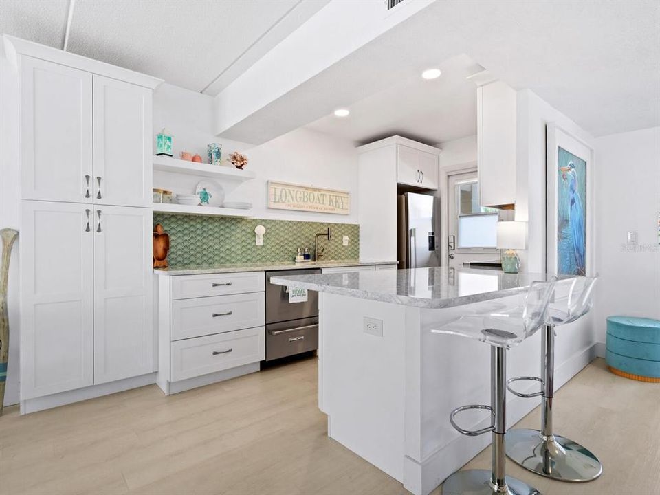 For Sale: $419,900 (2 beds, 2 baths, 1007 Square Feet)