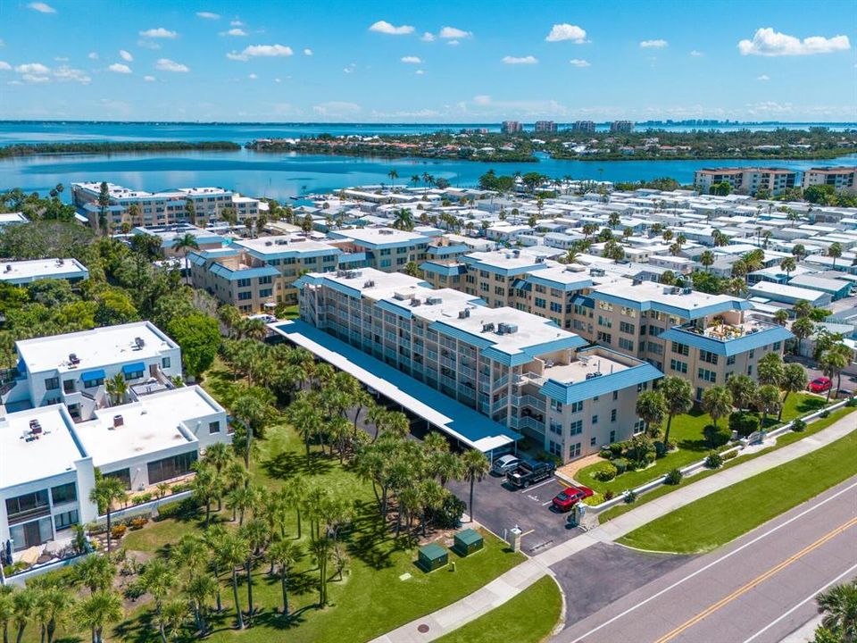 For Sale: $419,900 (2 beds, 2 baths, 1007 Square Feet)