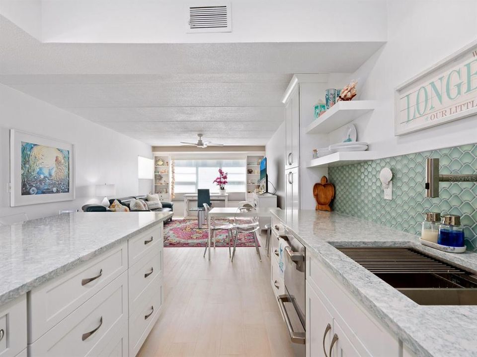 For Sale: $419,900 (2 beds, 2 baths, 1007 Square Feet)