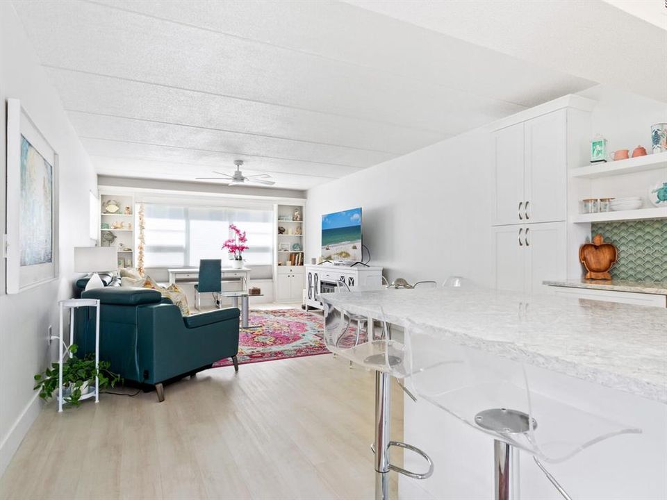 For Sale: $419,900 (2 beds, 2 baths, 1007 Square Feet)