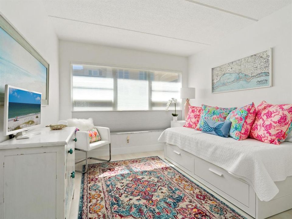 For Sale: $419,900 (2 beds, 2 baths, 1007 Square Feet)