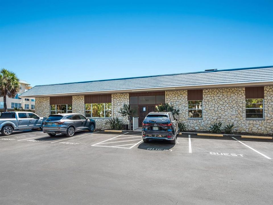 For Sale: $419,900 (2 beds, 2 baths, 1007 Square Feet)