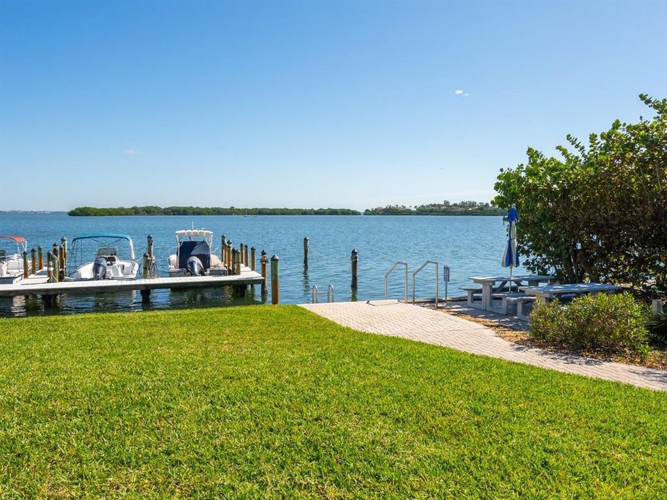 For Sale: $419,900 (2 beds, 2 baths, 1007 Square Feet)