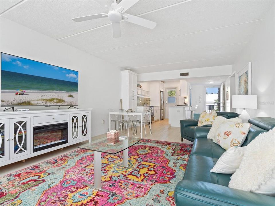 For Sale: $419,900 (2 beds, 2 baths, 1007 Square Feet)