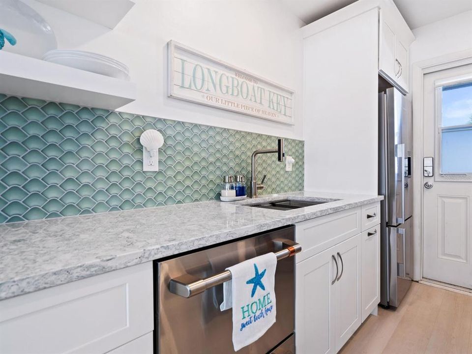 For Sale: $419,900 (2 beds, 2 baths, 1007 Square Feet)