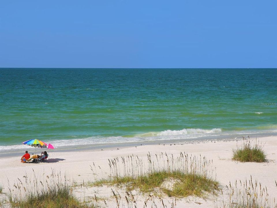 For Sale: $419,900 (2 beds, 2 baths, 1007 Square Feet)