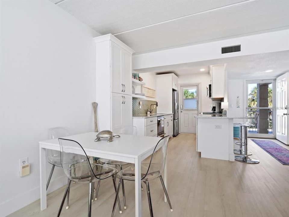 For Sale: $419,900 (2 beds, 2 baths, 1007 Square Feet)