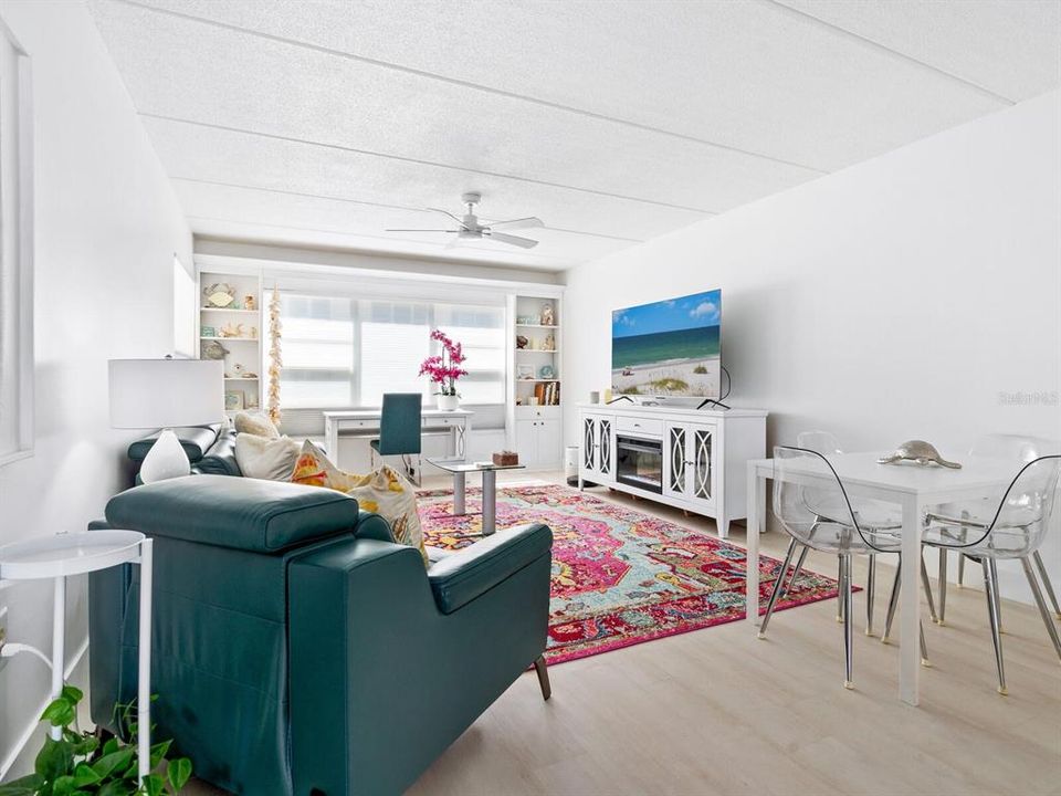 For Sale: $419,900 (2 beds, 2 baths, 1007 Square Feet)