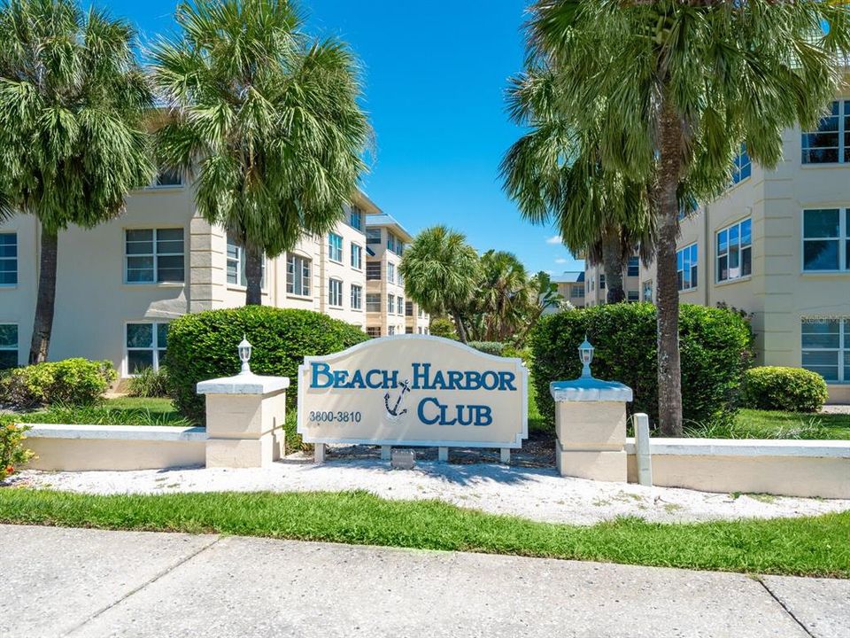 For Sale: $419,900 (2 beds, 2 baths, 1007 Square Feet)