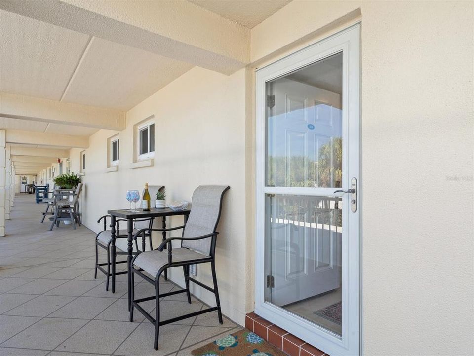 For Sale: $419,900 (2 beds, 2 baths, 1007 Square Feet)