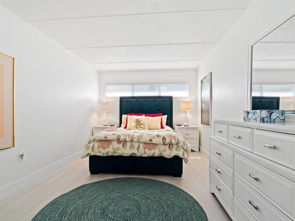 For Sale: $419,900 (2 beds, 2 baths, 1007 Square Feet)