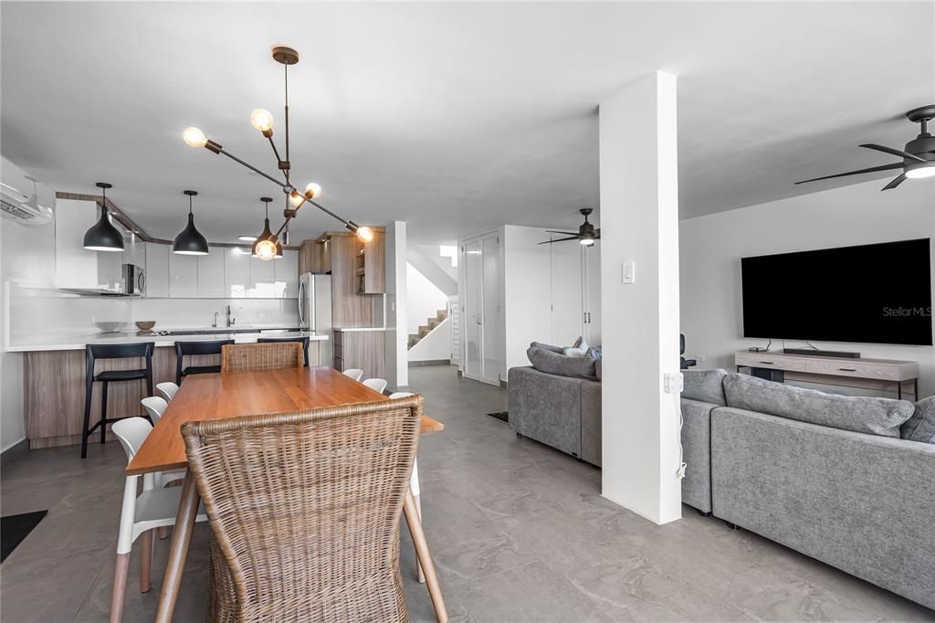 For Sale: $1,600,000 (3 beds, 2 baths, 1433 Square Feet)