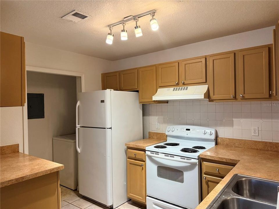Active With Contract: $1,699 (3 beds, 2 baths, 1193 Square Feet)