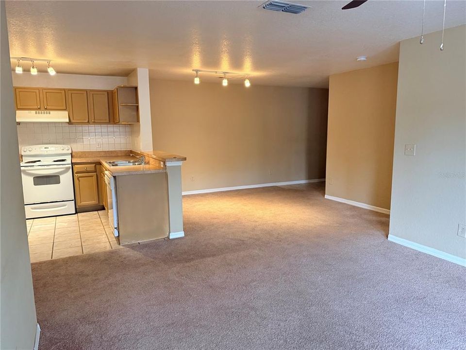 Active With Contract: $1,699 (3 beds, 2 baths, 1193 Square Feet)