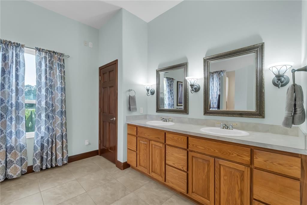 For Sale: $1,100,000 (3 beds, 3 baths, 2677 Square Feet)