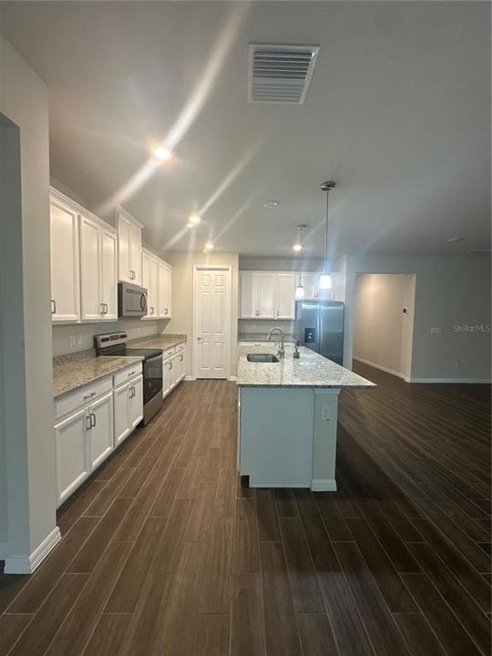 出租: $2,700 (4 贝兹, 3 浴室, 2208 平方英尺)