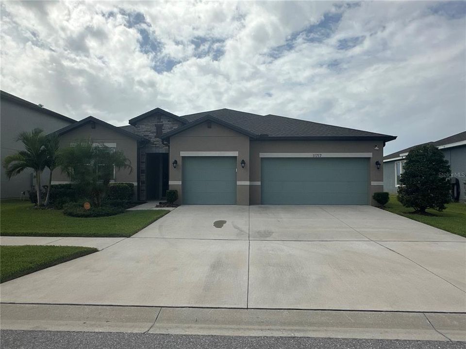 出租: $2,700 (4 贝兹, 3 浴室, 2208 平方英尺)