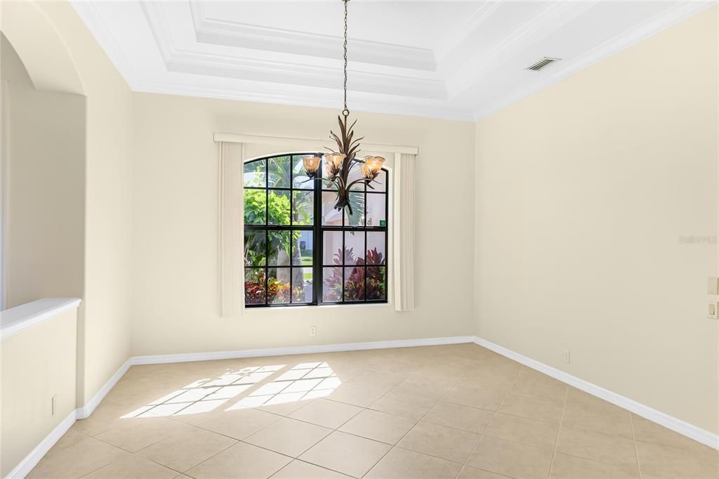 合同活跃: $700,000 (4 贝兹, 3 浴室, 2585 平方英尺)