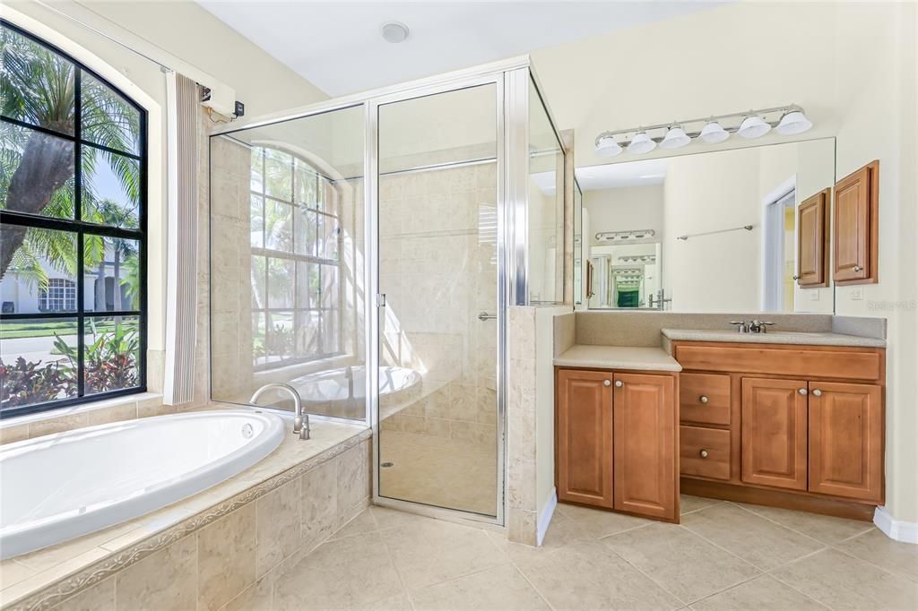 合同活跃: $700,000 (4 贝兹, 3 浴室, 2585 平方英尺)