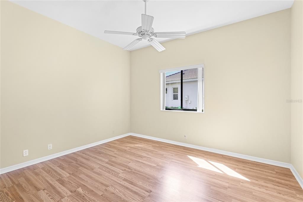 合同活跃: $700,000 (4 贝兹, 3 浴室, 2585 平方英尺)