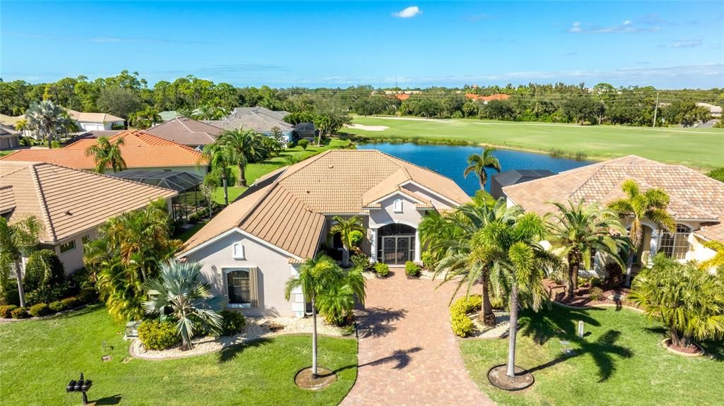 合同活跃: $700,000 (4 贝兹, 3 浴室, 2585 平方英尺)