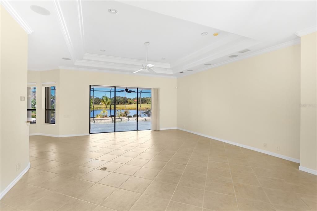 合同活跃: $700,000 (4 贝兹, 3 浴室, 2585 平方英尺)